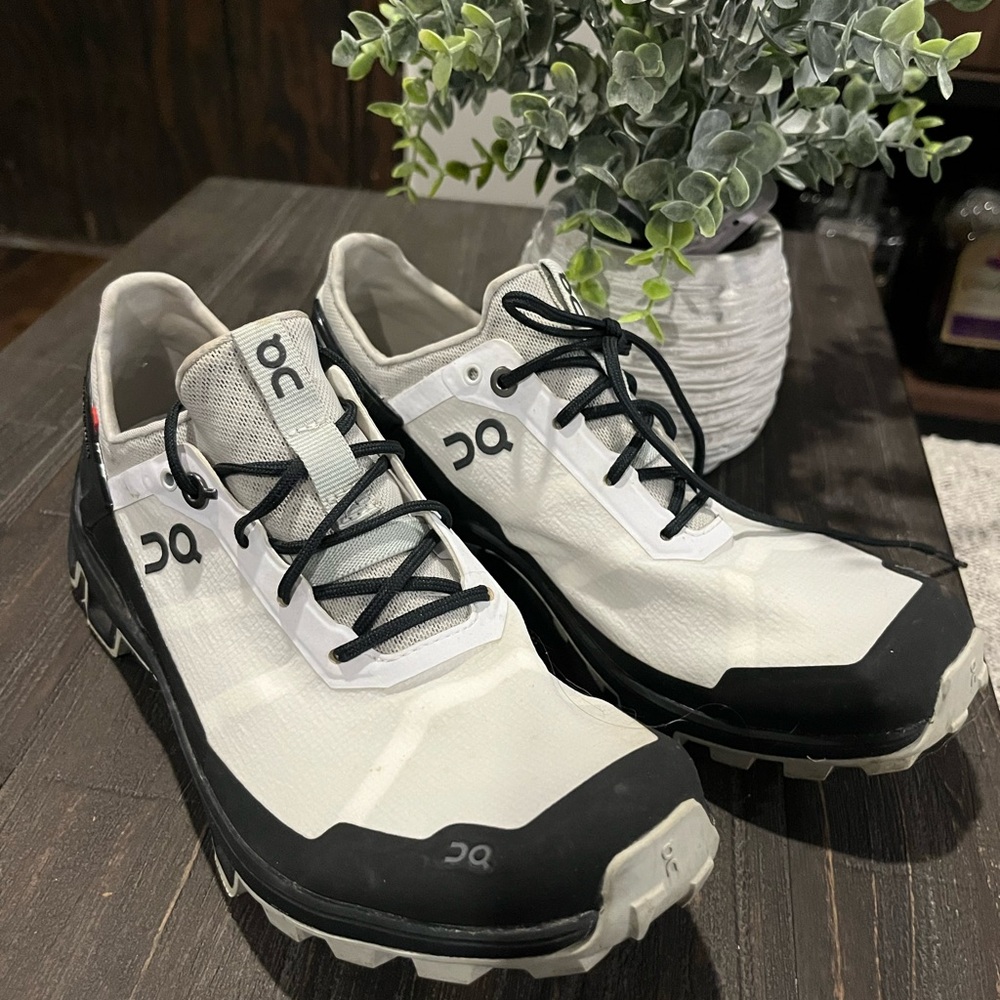 On Running ladies Black and White Athletic Shoes